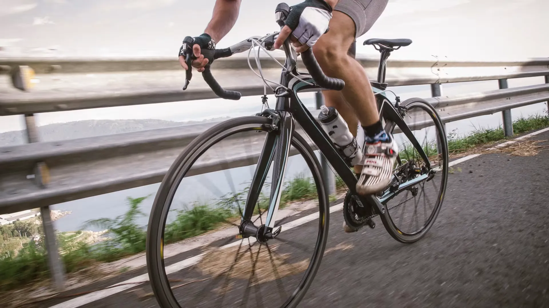 Cyklista na silničním kole v jízdě po silnici